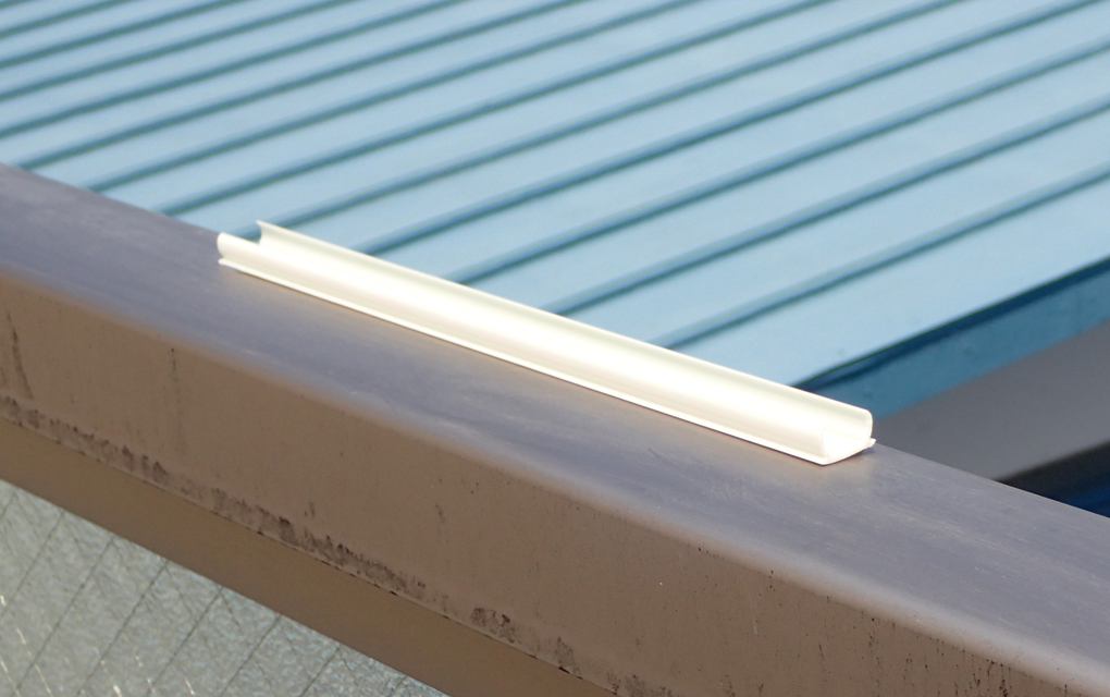 2.配線モールを設置場所に固定する