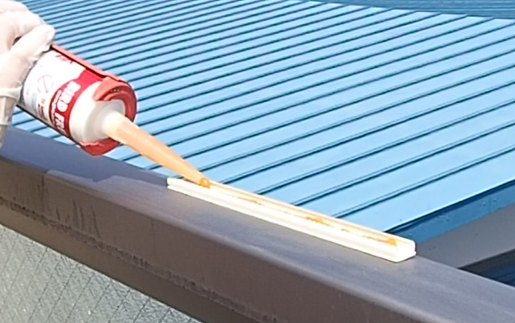 3.配線モールにバードフリーを注入する