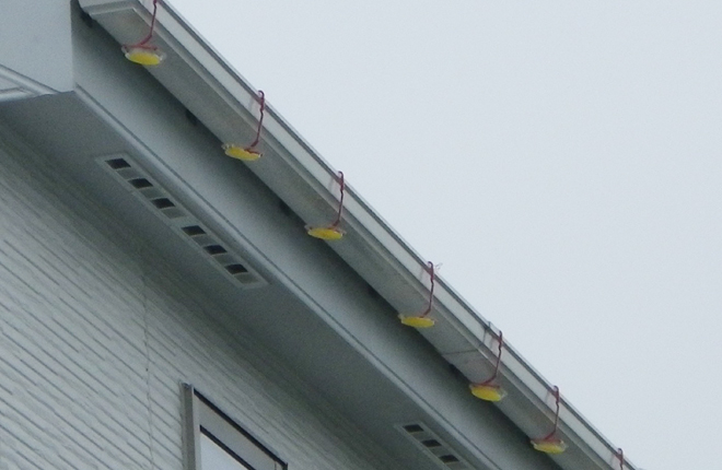 雨どいにフックを掛けた設置方法